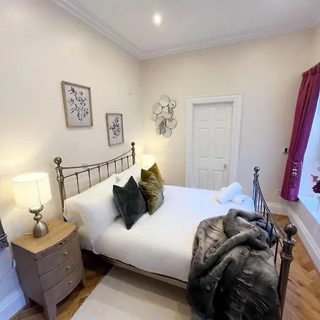 Location Location Location! Spacious Centre 2bed 2bath