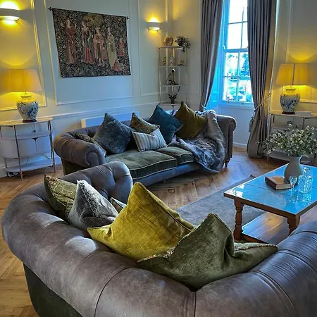Location Location Location! Spacious Centre 2bed 2bath Apartment