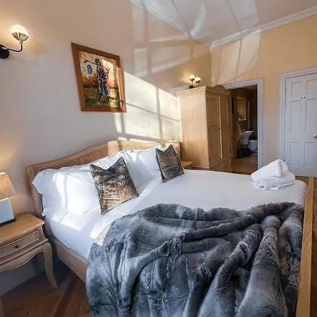 Location Location Location! Spacious Centre 2bed 2bath