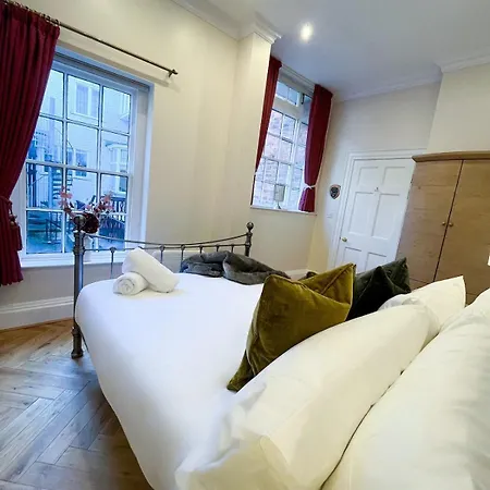 Location Location Location! Spacious Centre 2bed 2bath Apartment