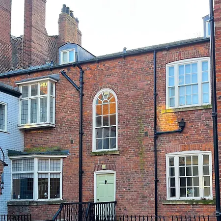 Location Location Location! Spacious Centre 2bed 2bath