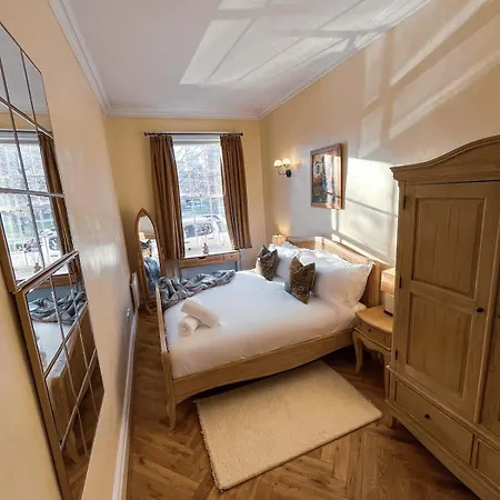 Location Location Location! Spacious Centre 2bed 2bath Apartment *