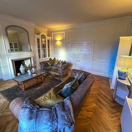 Location Location Location! Spacious Centre 2bed 2bath