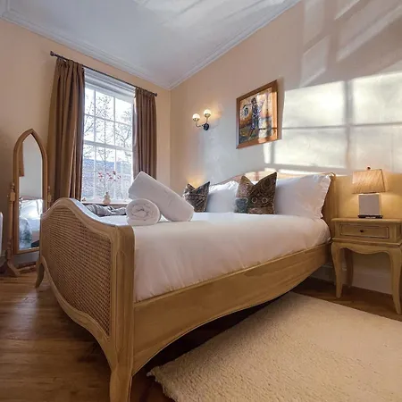Location Location Location! Spacious Centre 2bed 2bath Apartment *