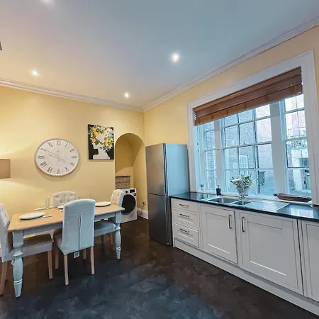 Location Location Location! Spacious Centre 2bed 2bath *