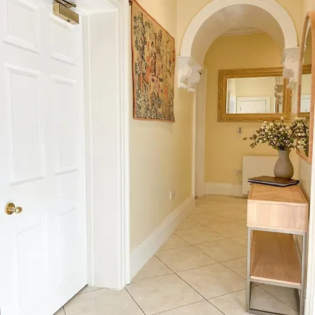 Location Location Location! Spacious Centre 2bed 2bath