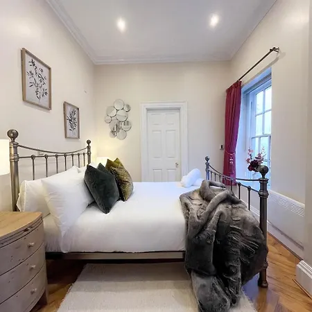 Location Location Location! Spacious Centre 2bed 2bath