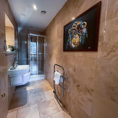 Location Location Location! Spacious Centre 2bed 2bath Apartment