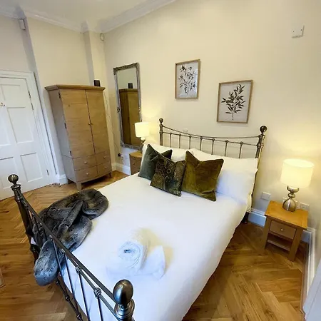 Location Location Location! Spacious Centre 2bed 2bath Apartment *