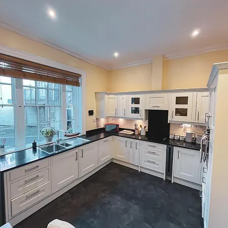 Location Location Location! Spacious Centre 2bed 2bath