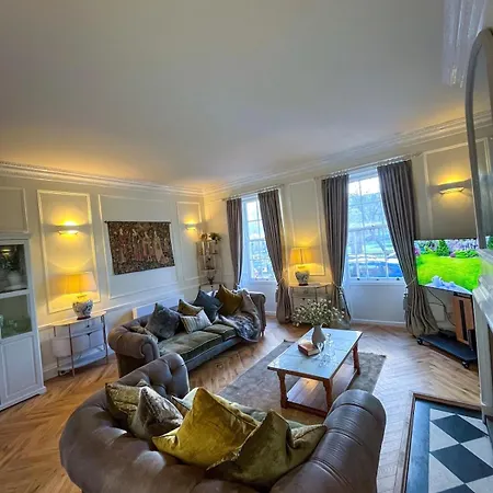 Location Location Location! Spacious Centre 2bed 2bath Apartment