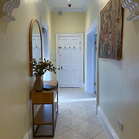 Location Location Location! Spacious Centre 2bed 2bath *