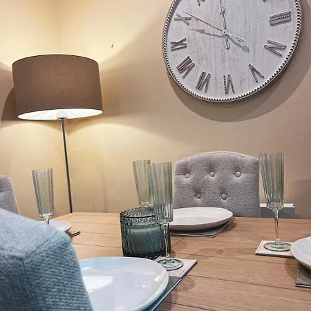 Location Location Location! Spacious Centre 2bed 2bath Apartment *