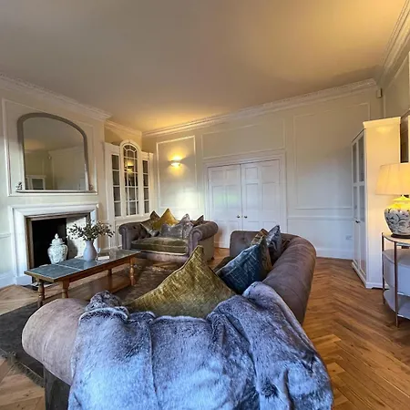 Location Location Location! Spacious Centre 2bed 2bath *