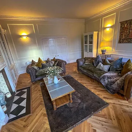 Location Location Location! Spacious Centre 2bed 2bath Apartment