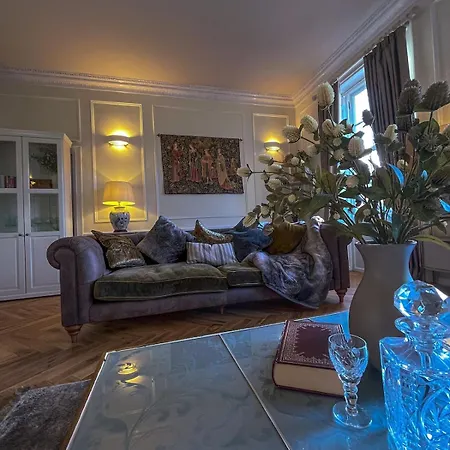 Location Location Location! Spacious Centre 2bed 2bath